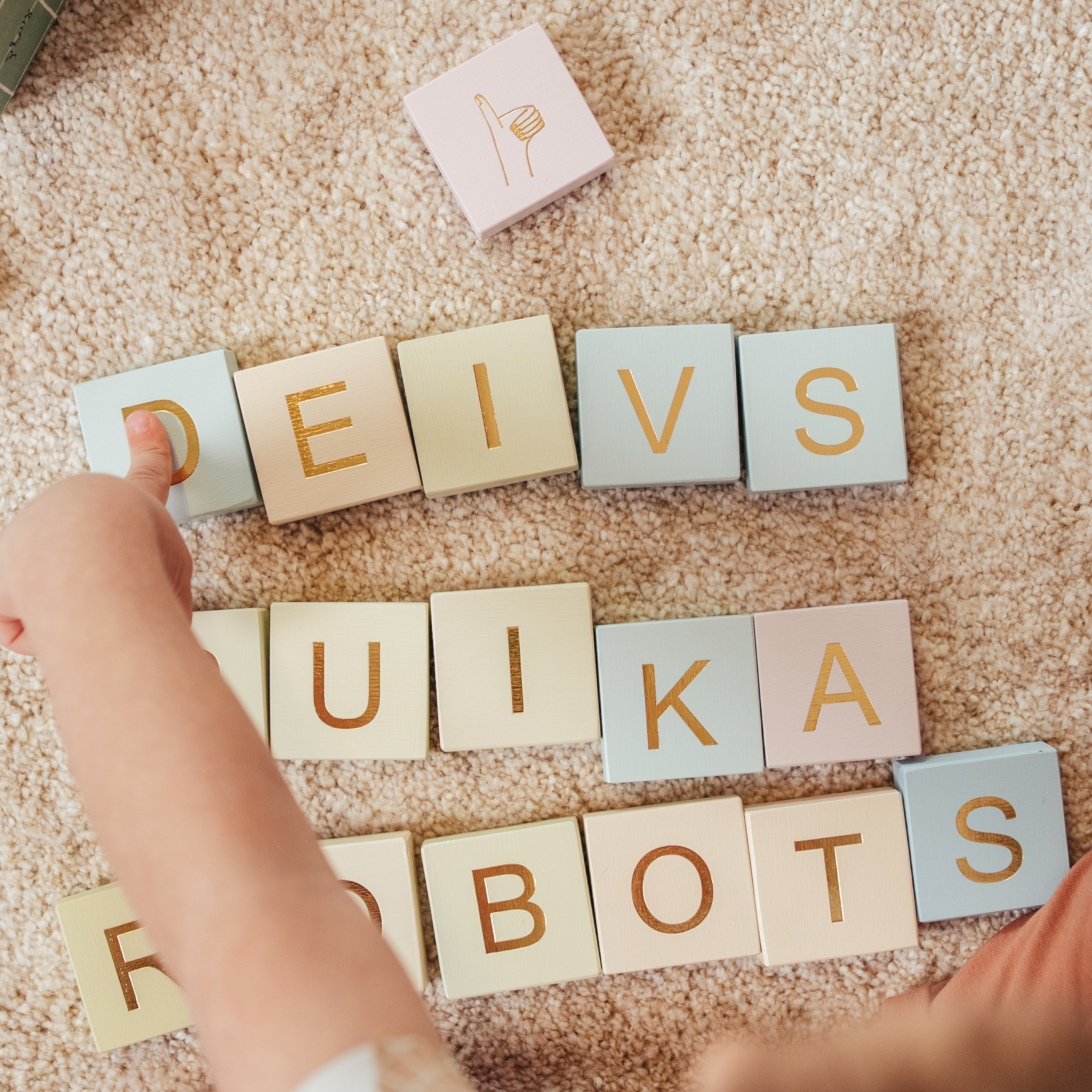 WOODEN BLOCKS WITH LETTERS AND ILUSTRATIONS