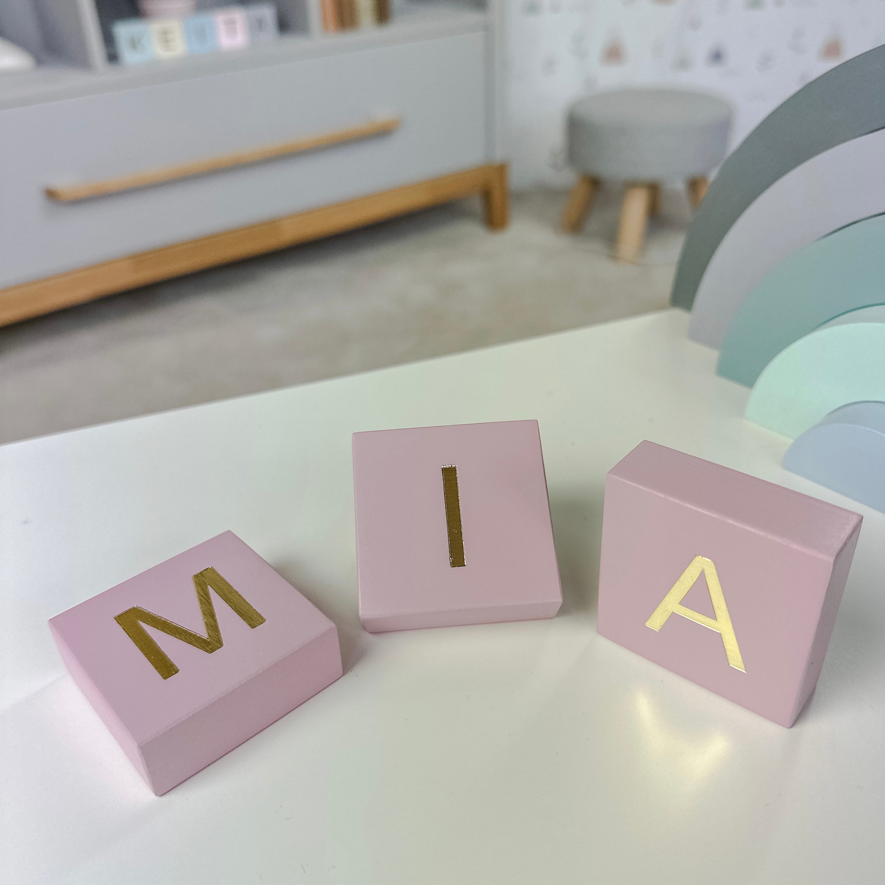 WOODEN BLOCK WITH LETTER - DUSTY PINK