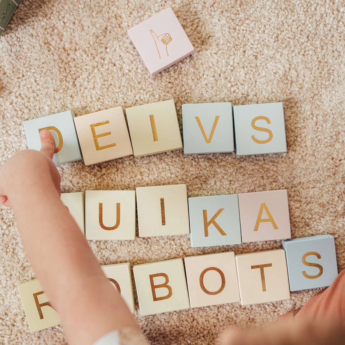 WOODEN BLOCKS WITH LETTERS AND ILUSTRATIONS